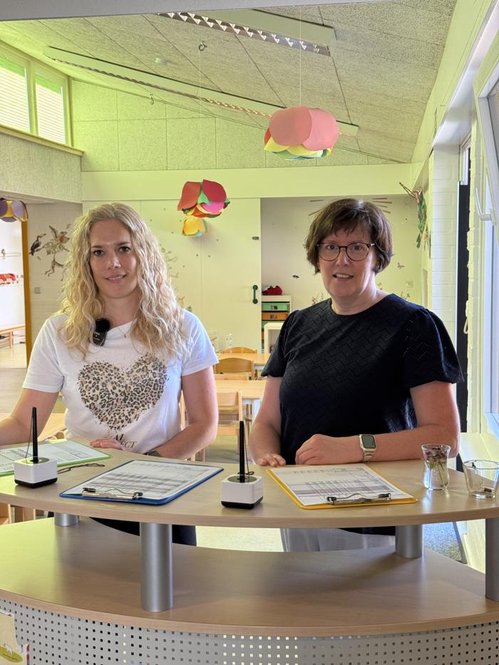 Zwei Mitarbeiterinnen am Empfangstisch der Kindertagesstätte