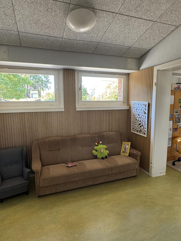 Gruppenraum mit Sofa und großen Fenstern
