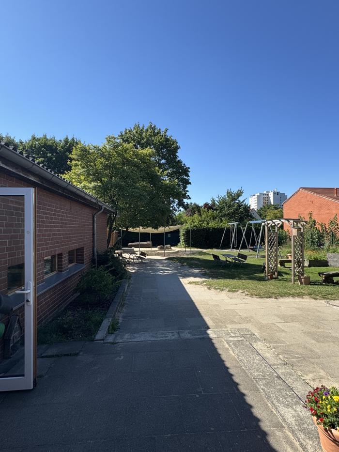Gepflasterter Weg über das Außengelände